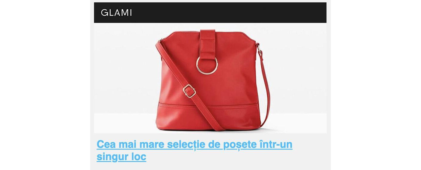 Рекламное изображение от бренда GLAMI с красной женской сумкой. Сумка среднего размера, из гладкого материала, с металлическим кольцом и длинным регулируемым ремешком через плечо.